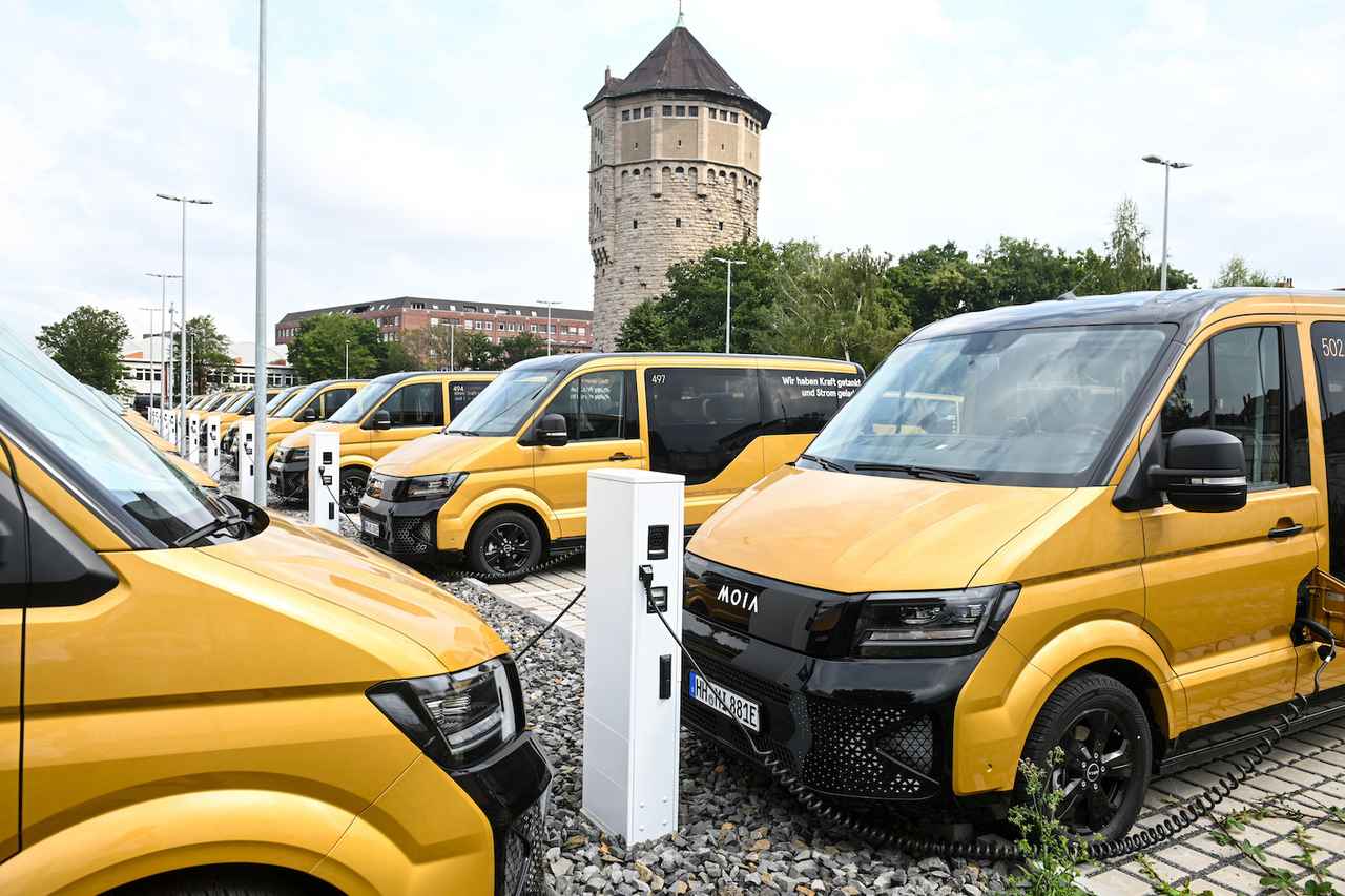 画像: MOIAはこれまでVW商用車部門の本拠地ハノーバーやハンブルクで、のべ1200万人にライドーサービスを提供してきた。写真はハノーバーの拠点に並ぶMOIAの車両（VW eクラフター）