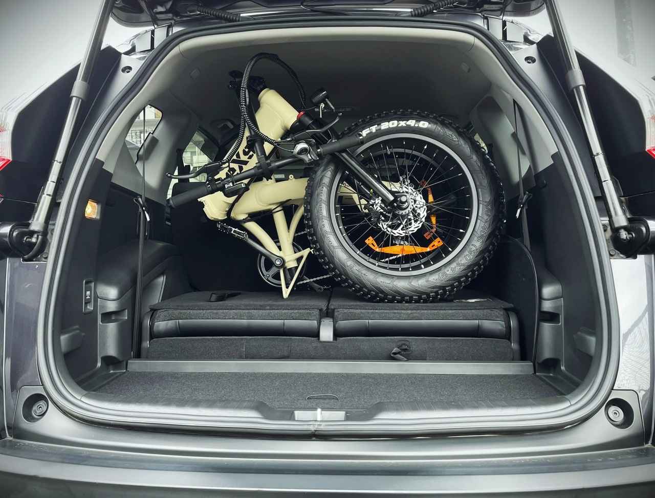 画像: コンパクトに折りたたんで車載すれば、ファットタイヤを生かしたレジャーユースも簡単にできるだろう。