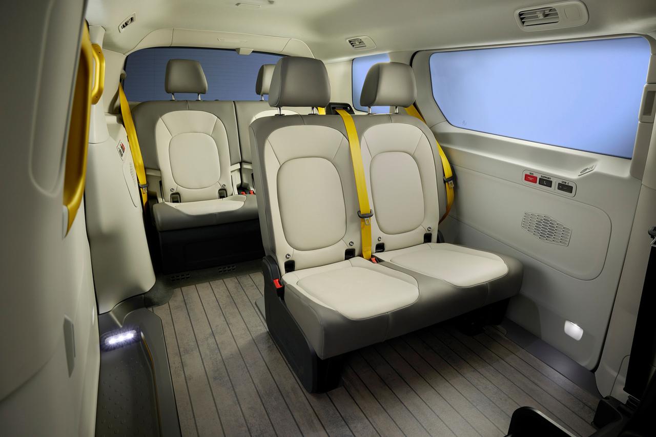 画像: 4人乗車のID.Buzz ADの室内は乗員やドア付近の障害物、シートベルトや照明の具合などをモニターするシステムを備える。