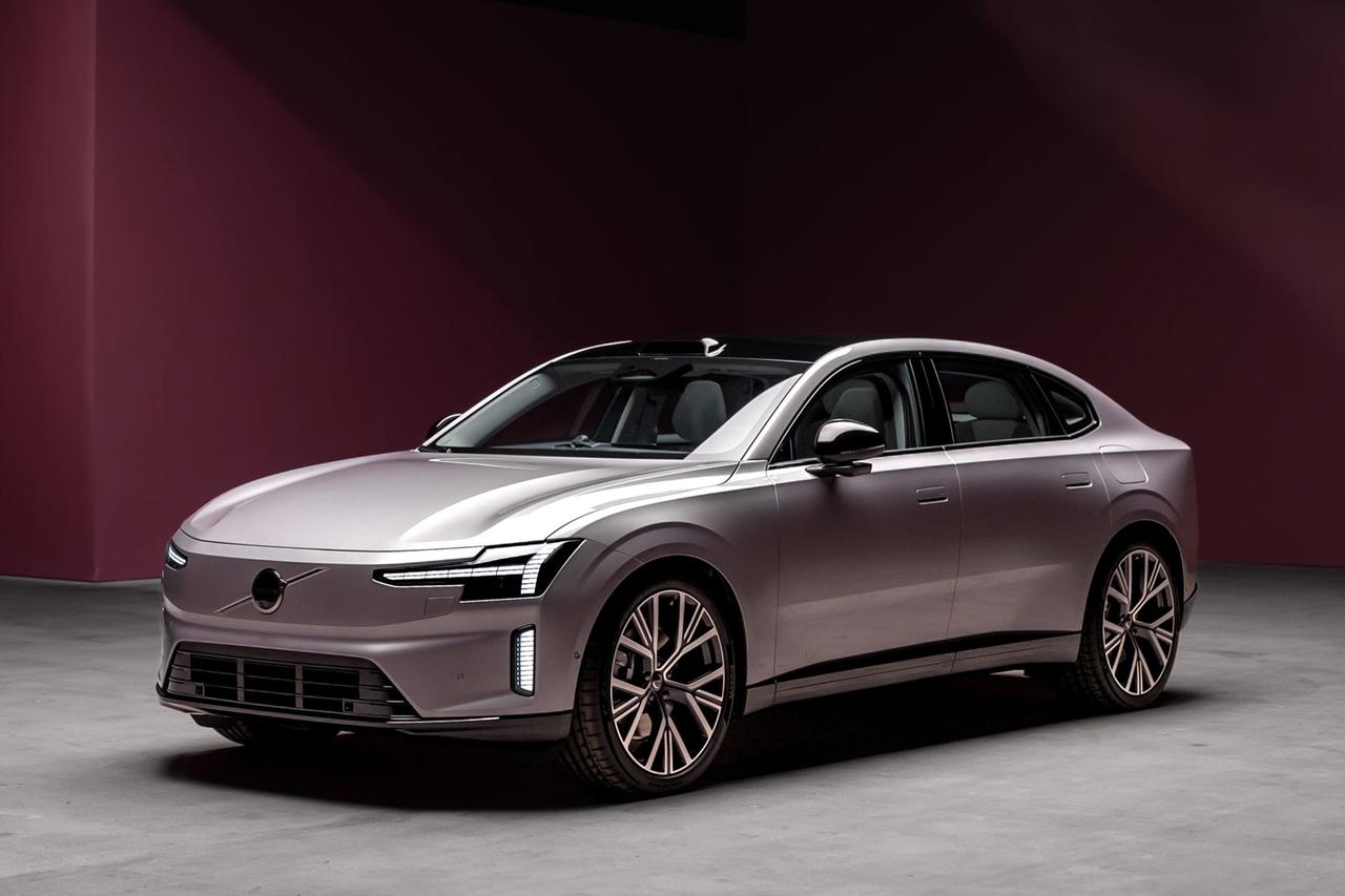 画像: 現時点でボルボの最新SDVは2025年3月に発表された「ES90」。こちらはSPA2アーキテクチャーを採用する。