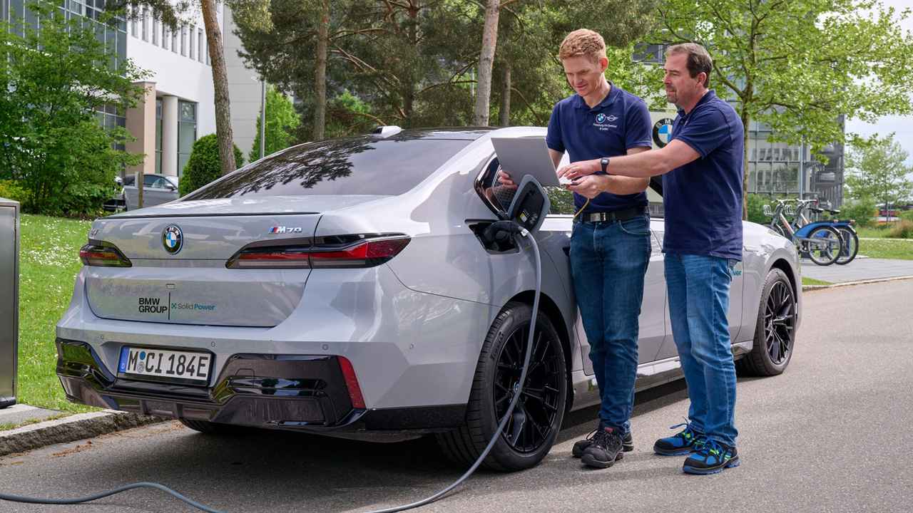 画像: 2025年5月にはBMWが実車に搭載してリアルワールドにおける全固体電池のデータ収集を開始している。