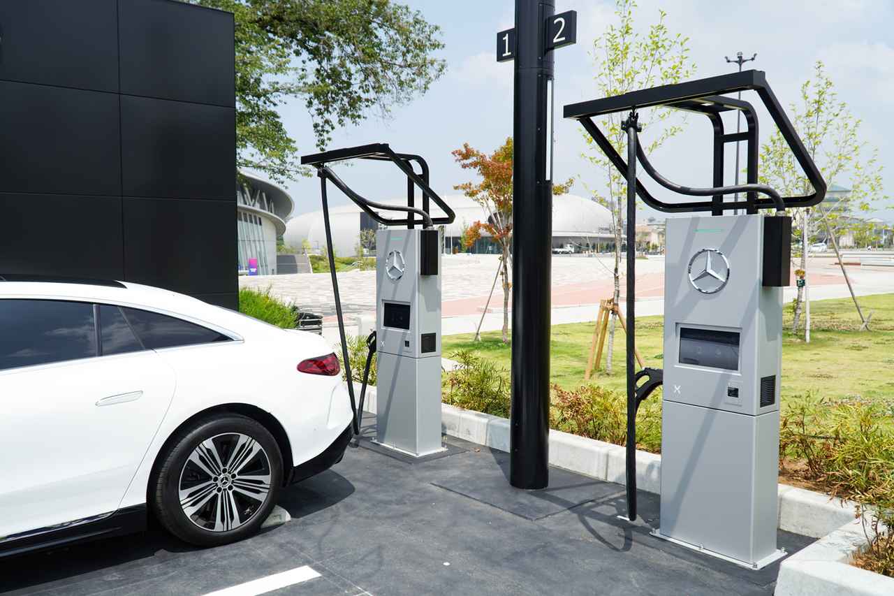 画像: 「Mercedes-Benz Charging Hub千葉公園」はメルセデス・ベンツユーザーだけでなく、一般のBEV/PHEVユーザーも利用できる。