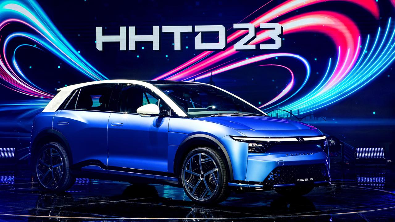 画像: 三菱自が2026年後半より豪州で発売を開始するEVのベース車と見られる「Foxtron Model B」。 smart-mobility.jp