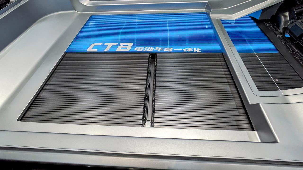 画像: BYDはブレードバッテリーを敷き詰めてCTBを実現した(写真は2024年北京モーターショーの同社ブース展示)。