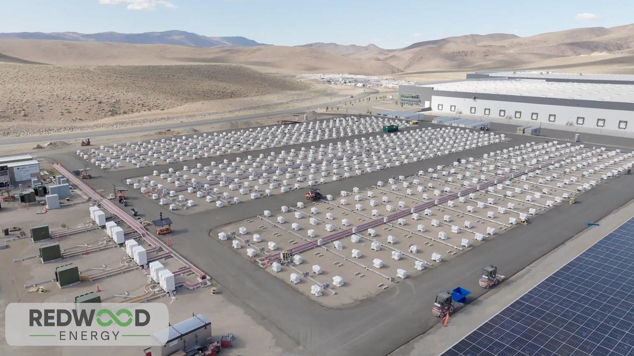 画像: レッドウッドマテリアルは、ネバダ州リノ市郊外に使用済みEV電池を二次利用した蓄電池システムを設置した。隣接する太陽光発電とともに63MWhの電力をデータセンターに供給する（写真は同社ホームページより）。