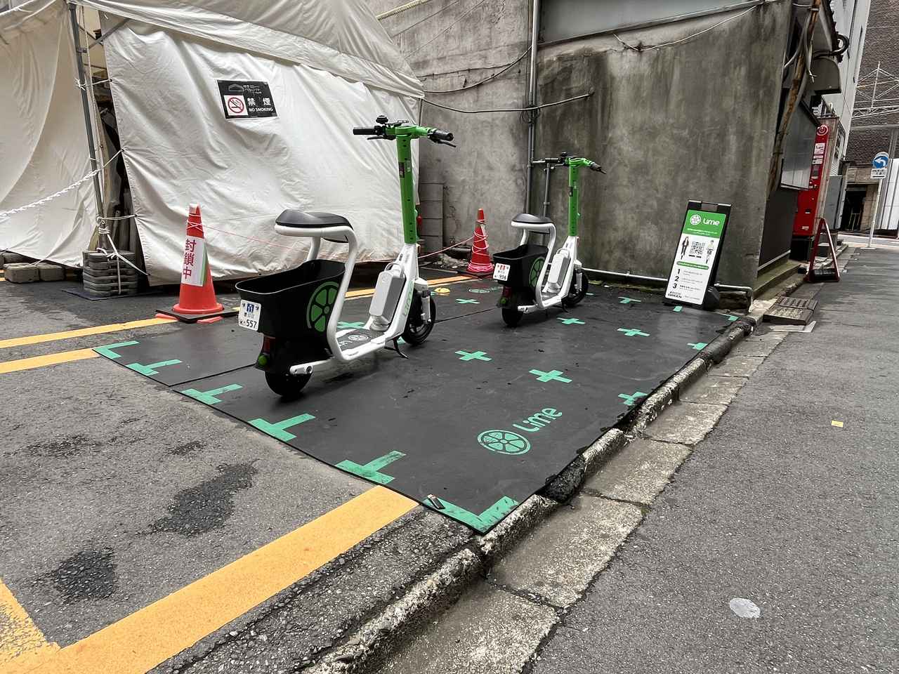 画像: ドリカムシアター入口に設けられた、Limeのポート。ポート内には適性位置への駐車を促す、Bluetoothビーコンが設置されていることが確認できる。
