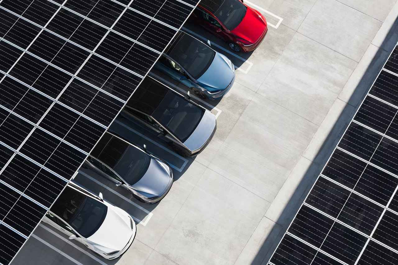 画像: 西日を遮るキャノピーは日陰を作るだけでなく太陽光発電も行う。