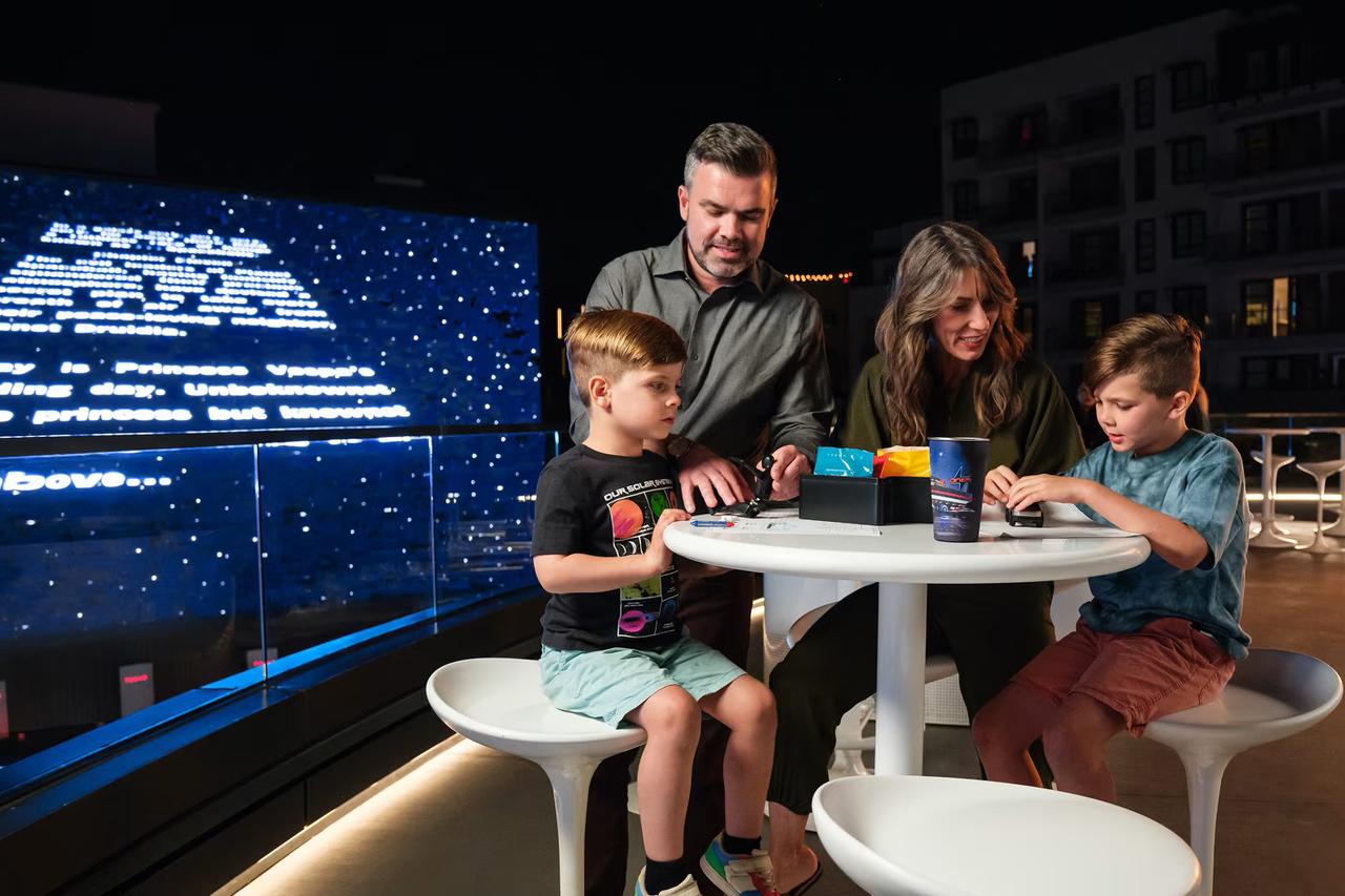 画像 : 4番目の画像 - テスラ ダイナー - スマートモビリティJP