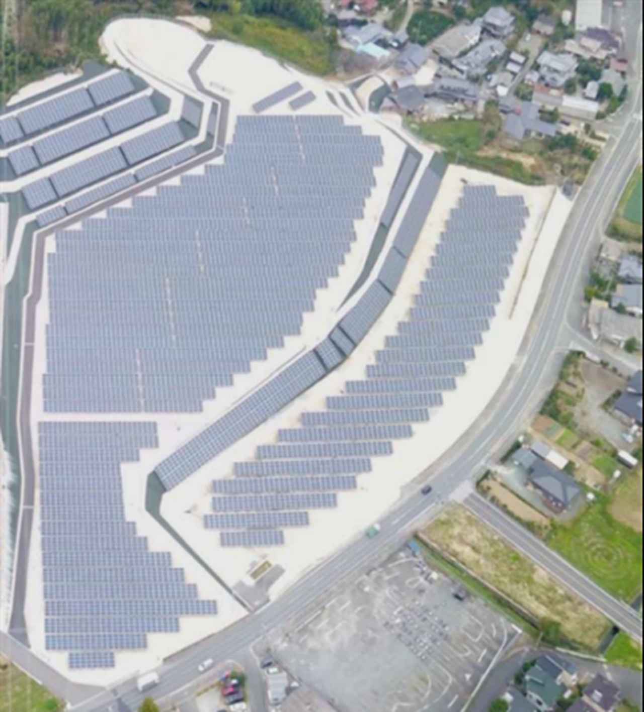 画像: 青柳ソーラーパークIの全景。720世帯の家庭1日分の電力を蓄電できるという。