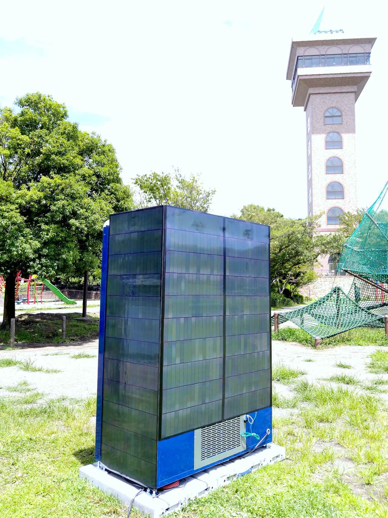 画像: 自動販売機の前面以外の全ての面に太陽光パネルが直接設置されている。
