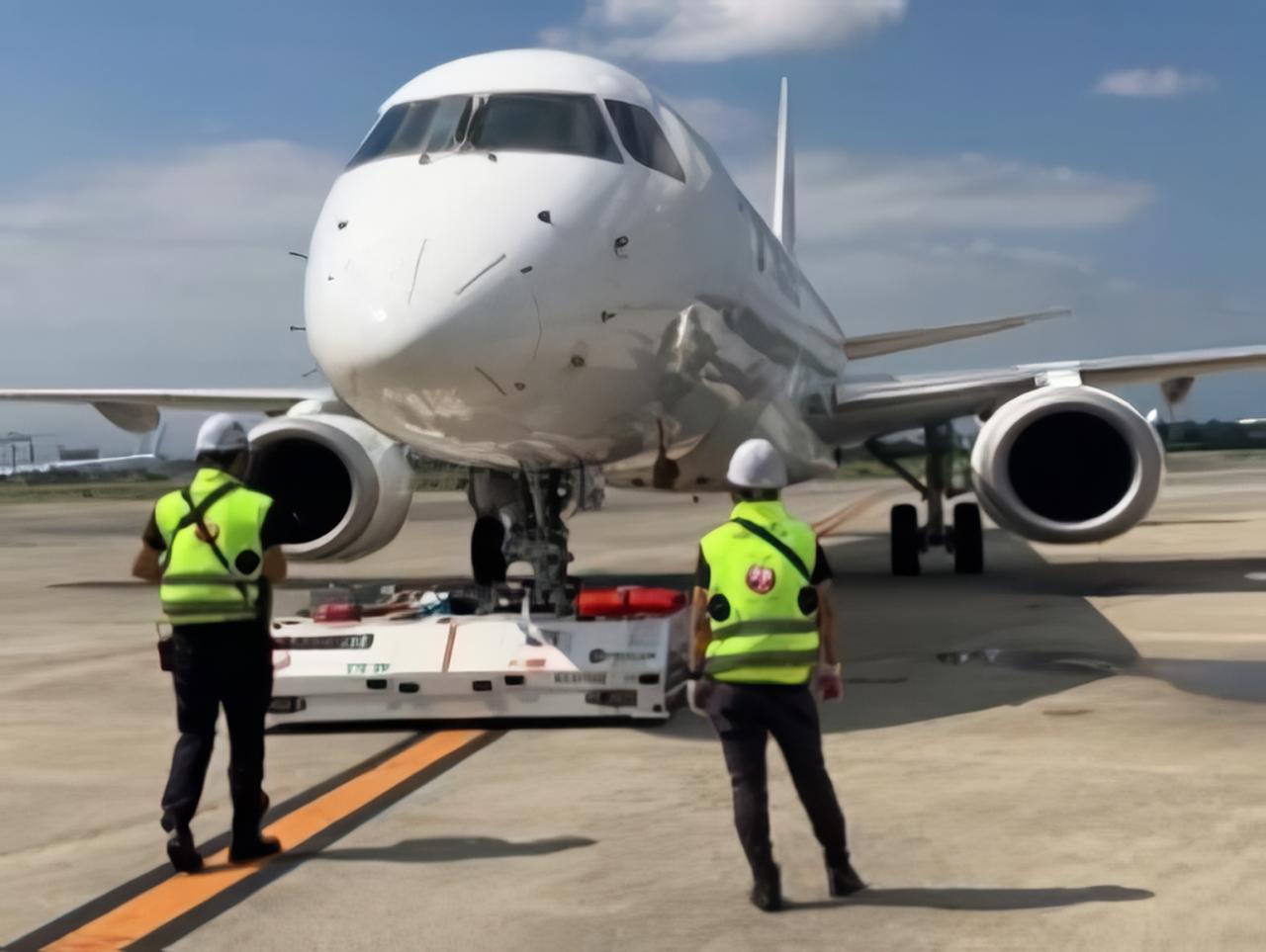 画像: 飛行機の前輪を抱え込むようにしてけん引していく方式により、トーバーの接続が不要となっている。