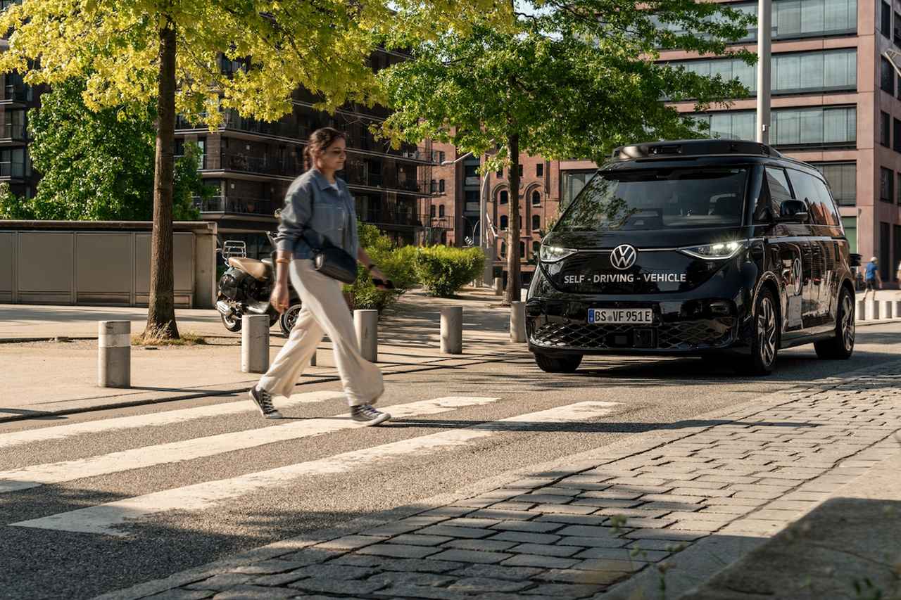 画像: フォルクスワーゲンのID.Buzzがドイツ・ハンブルクで自動運転ライドサービスを開始。ウェイモやテスラに一矢を報いるか - スマートモビリティJP