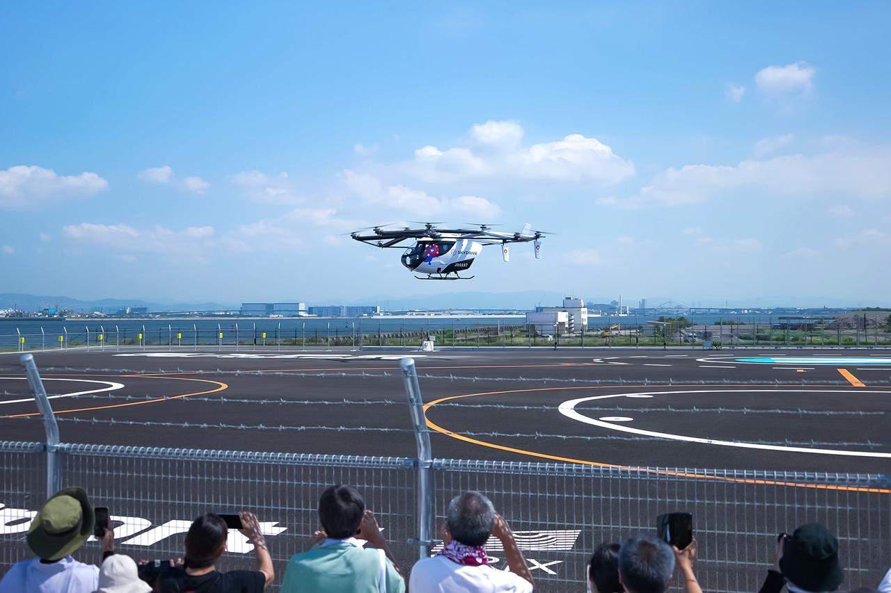 画像: フェンス越しに空飛ぶクルマの離発着シーンを見ることが可能だ。(提供:SkyDrive)