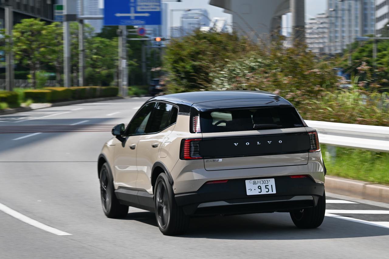 画像: 69kWh容量の三元系リチウムイオンバッテリーを搭載して、走行可能距離は500km。