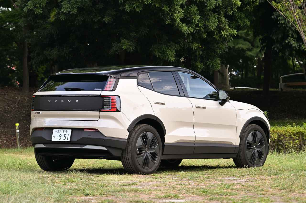 画像: ボディ下部はマットブラック統一ではなく、前後バンパー下に「ヴェイパーグレー」の加飾が追加されてアクセントとしている。