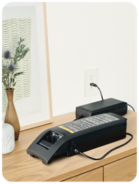 画像: 2.5kgの脱着式軽量バッテリーは、室内に持ち込んで充電するタイプ。