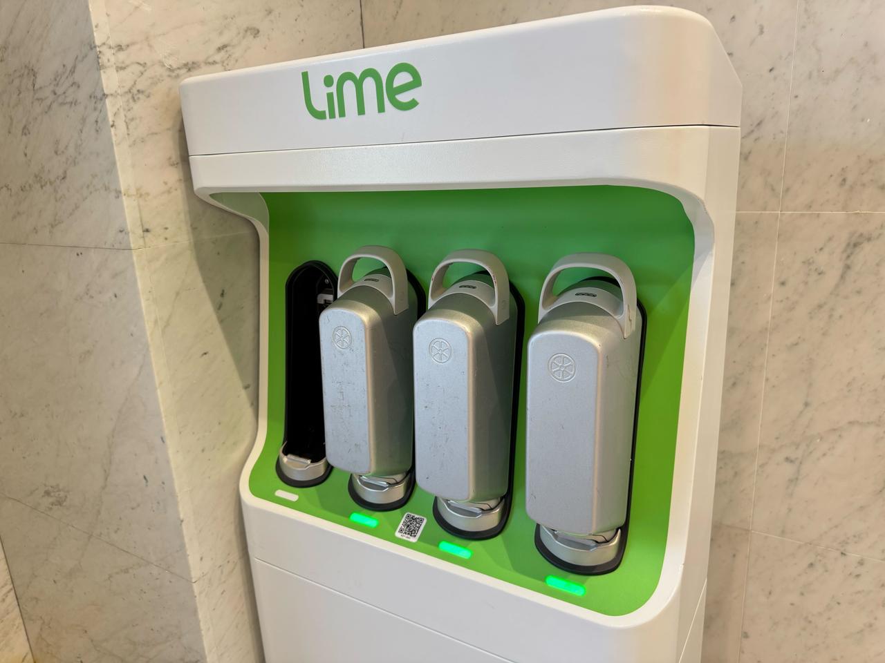 画像: バッテリースワップステーションにセットされている充電済みバッテリーと車両のバッテリーを交換する。