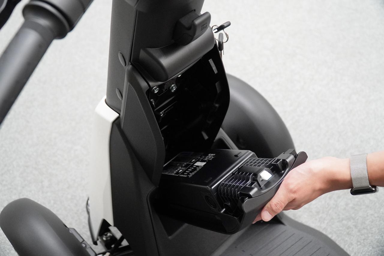 画像: バッテリーは小型、かつ2.5kgと軽量なので、充電時の持ち運びストレスは少ないだろう。