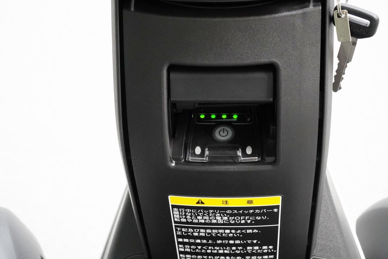 画像: ハンドルポストのバッテリー部分にあるボタンを押すと、車両の電源がオンになる。