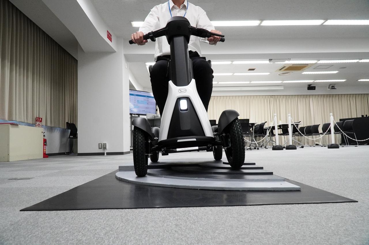 画像: エアタイヤとサスペンション機構の組み合わせにより、段差の乗り越えもスムーズに行える。