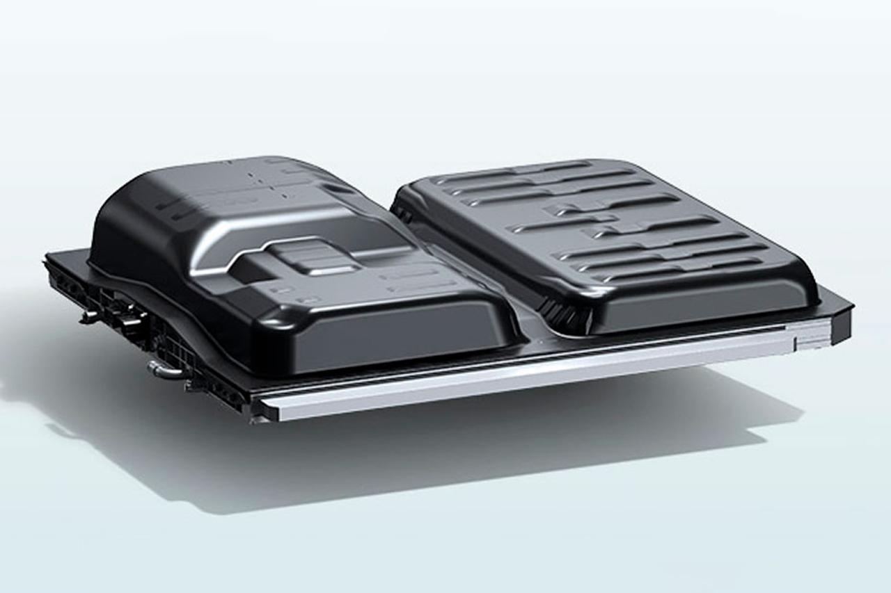 画像: 薄型大容量バッテリーを新開発。走行距離の延伸だけでなく、車高を立体駐車場対応の1550mm（N-ONE同等）に抑えることも可能にした。