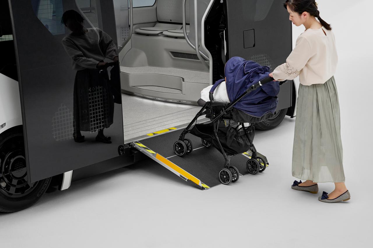 画像: 電動スロープと低床構造により、歩道からスムーズに乗降できる。