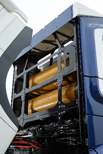 画像: 実証実験時のプロトタイプ車における燃料電池システムおよび高圧水素タンクのようす。