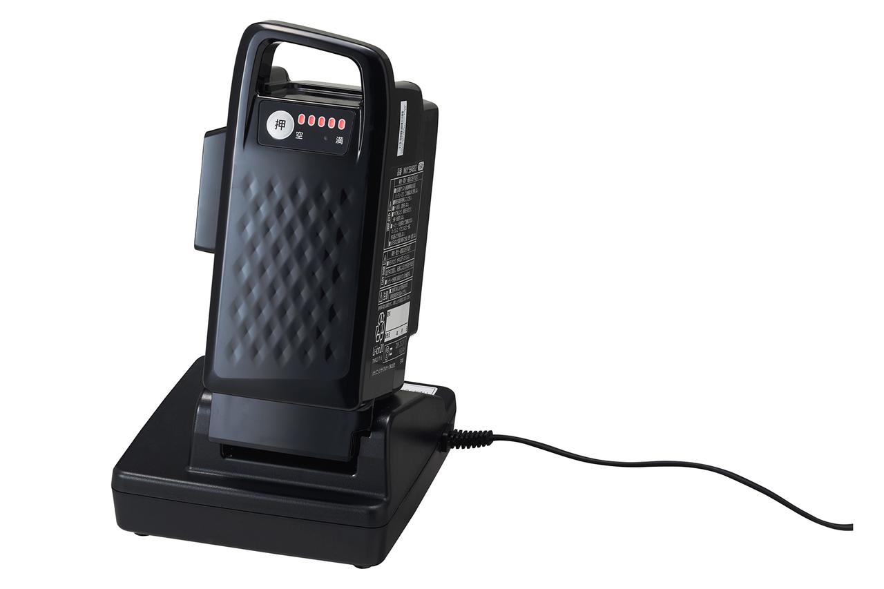 画像: 電動アシスト自転車と共通仕様のバッテリーを採用している。