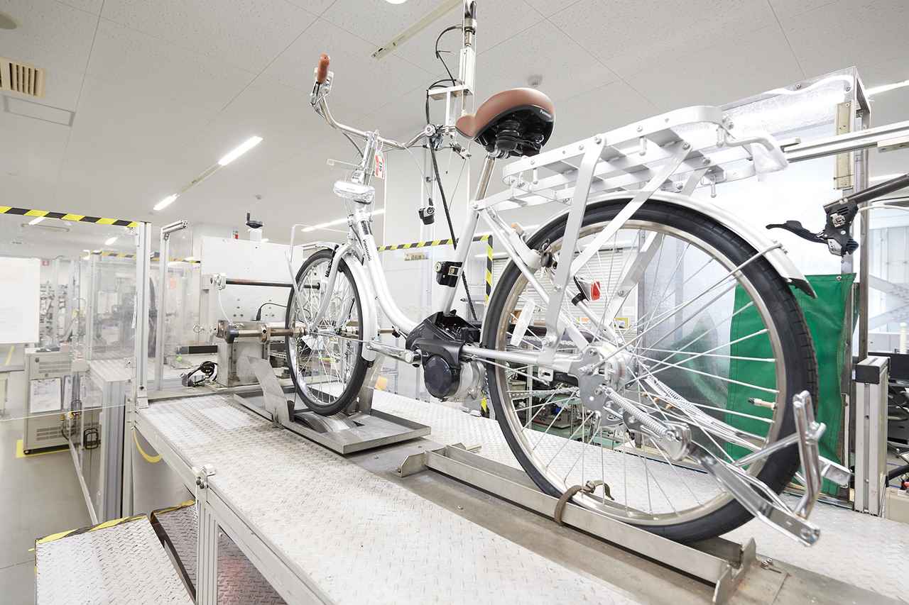 画像: ブレーキ性能試験のようす。