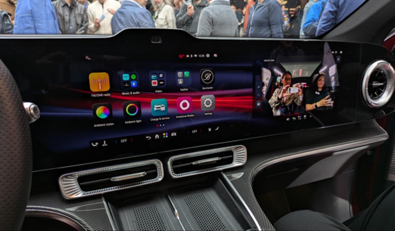 画像: 新型GLCのハイパービジョン。音声対話は助手席側からも可能（撮影 筆者）