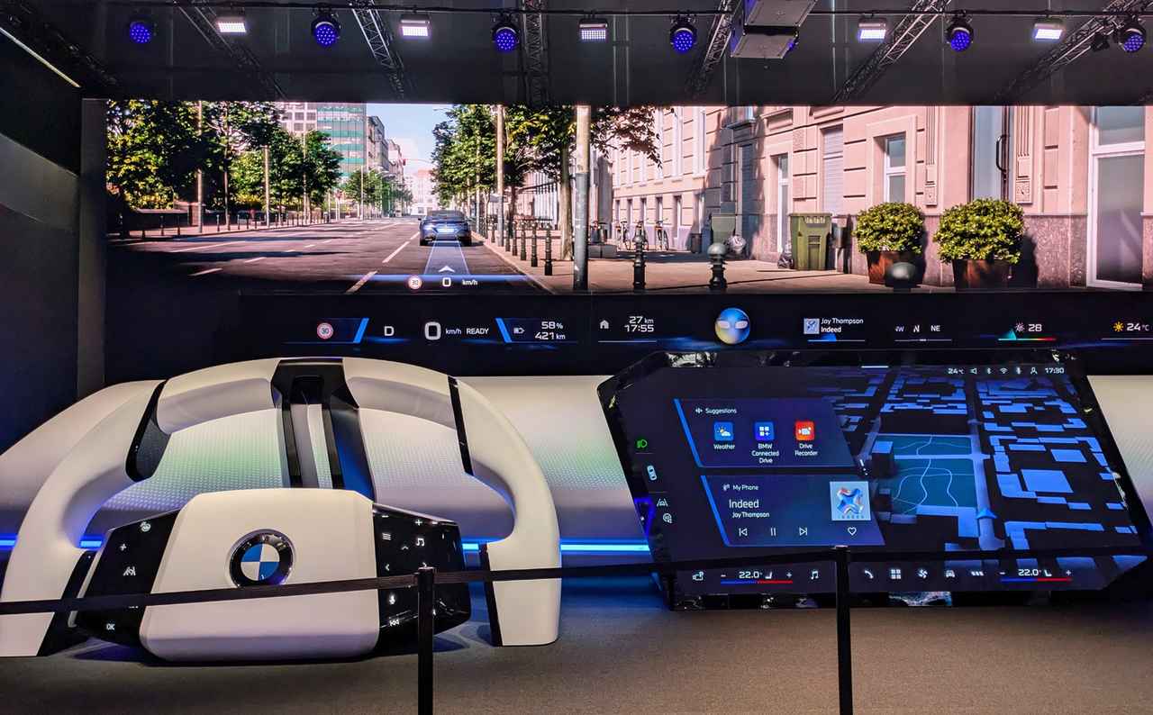 画像: BMWブースのパノラミックビジョンの巨大なデモ装置。中央にウルトラマンのお面のようなアバターが見える（撮影 筆者）
