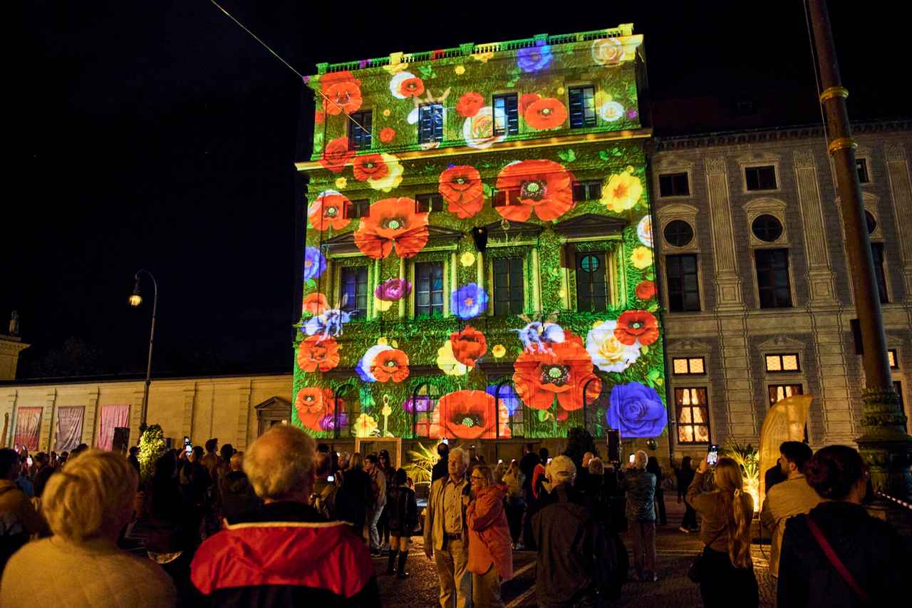 画像: 中心部のオデオンプラッツのプロジェクションマッピング（写真はIAAモビリティ）