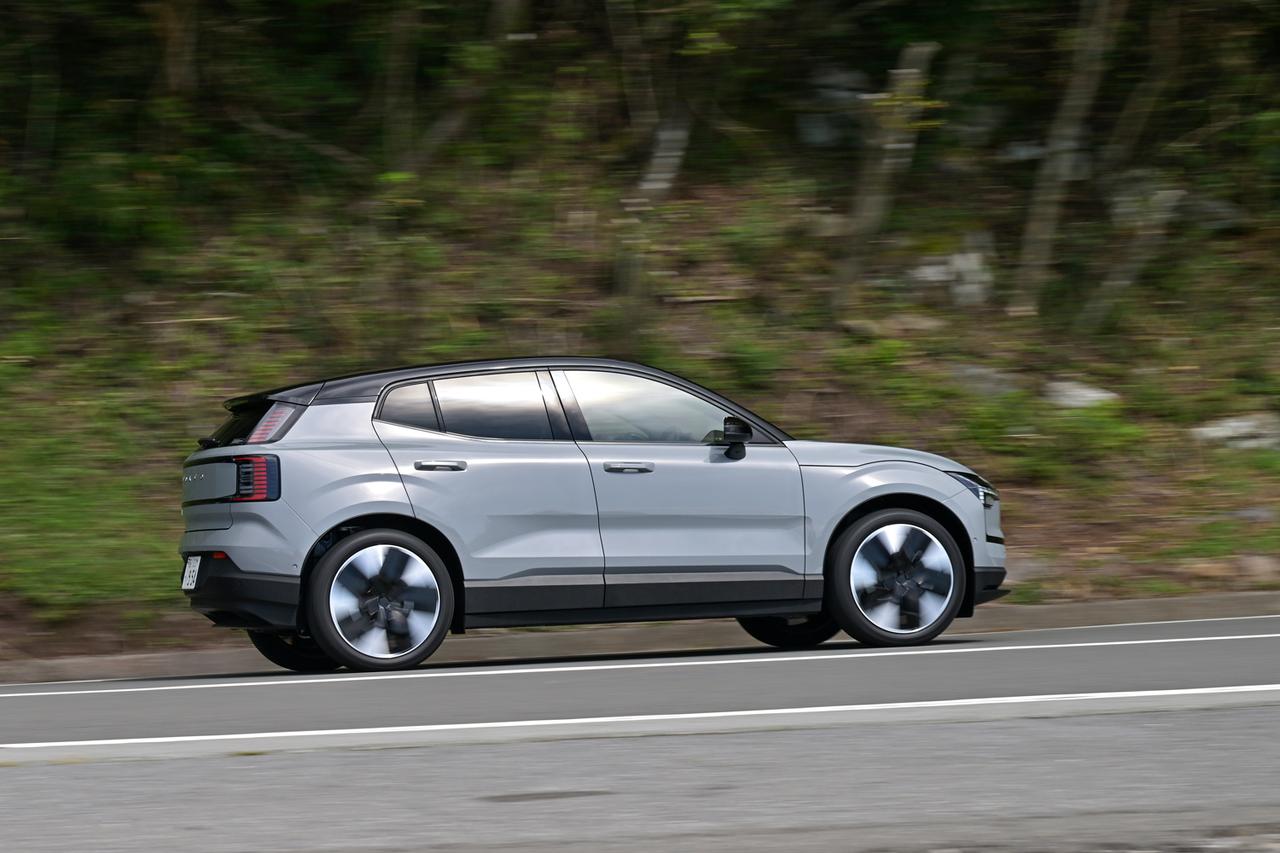 画像: モーターパワーが強大になり、ホイールサイズが大きくタイヤの扁平率が低くなっても、ボルボらしい快適性の高さは健在。