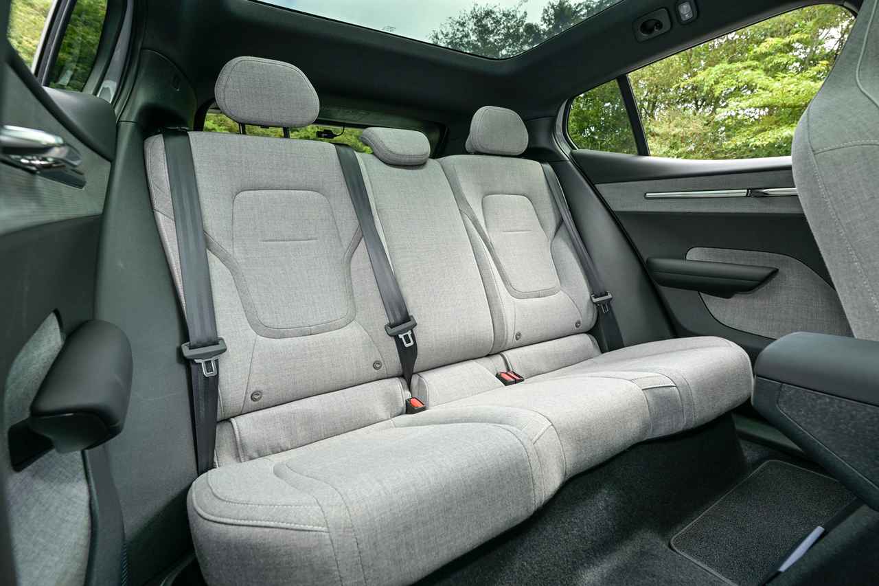 画像: レスポンシブルウールを30％、リサイクルポリエステルを70％使用したテイラード・ウール・ブレンドシートを標準装備。