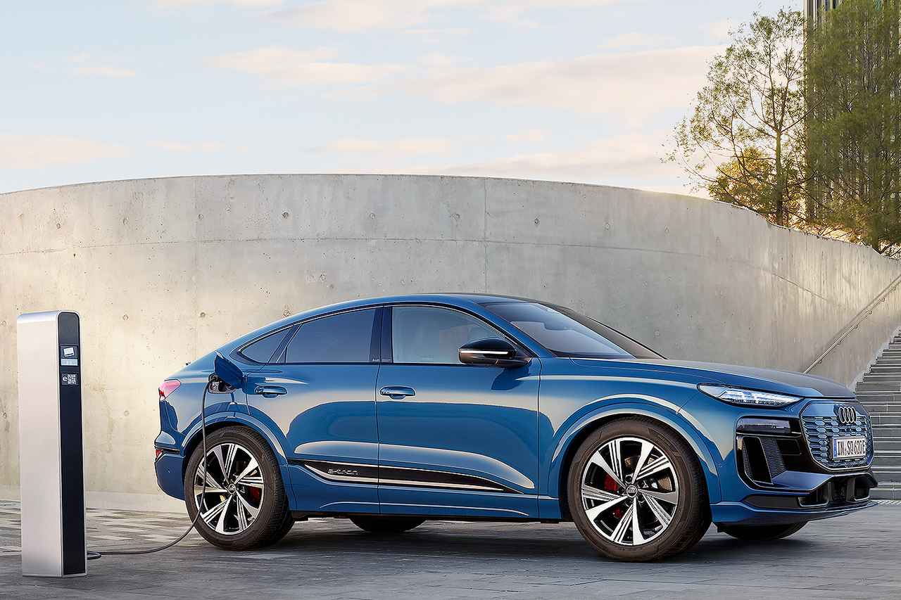 画像: 初代TTクーペを彷彿とさせるルーフラインが美しい。写真はSQ6スポーツバック eトロン。