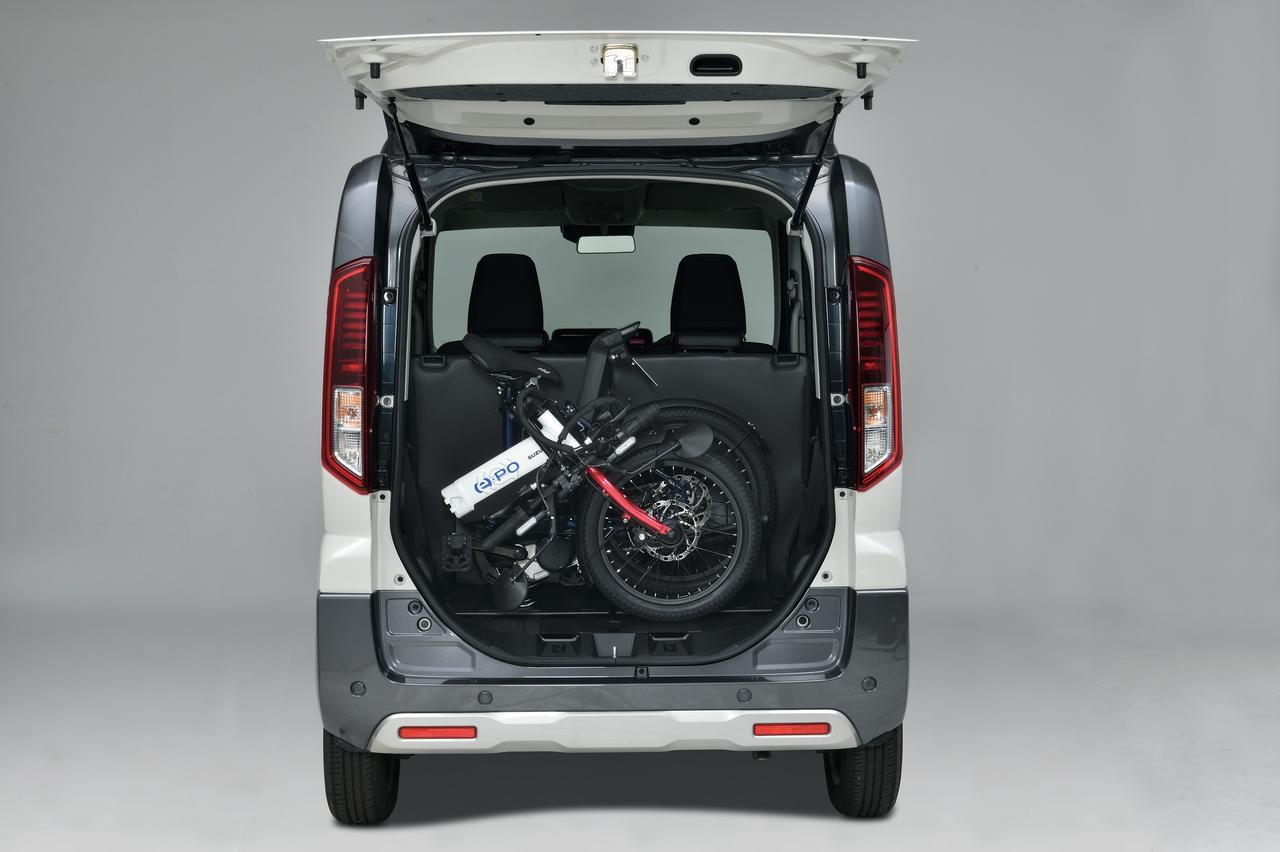 画像: 折りたたむとコンパクトになり、軽自動車への積載も可能になる。
