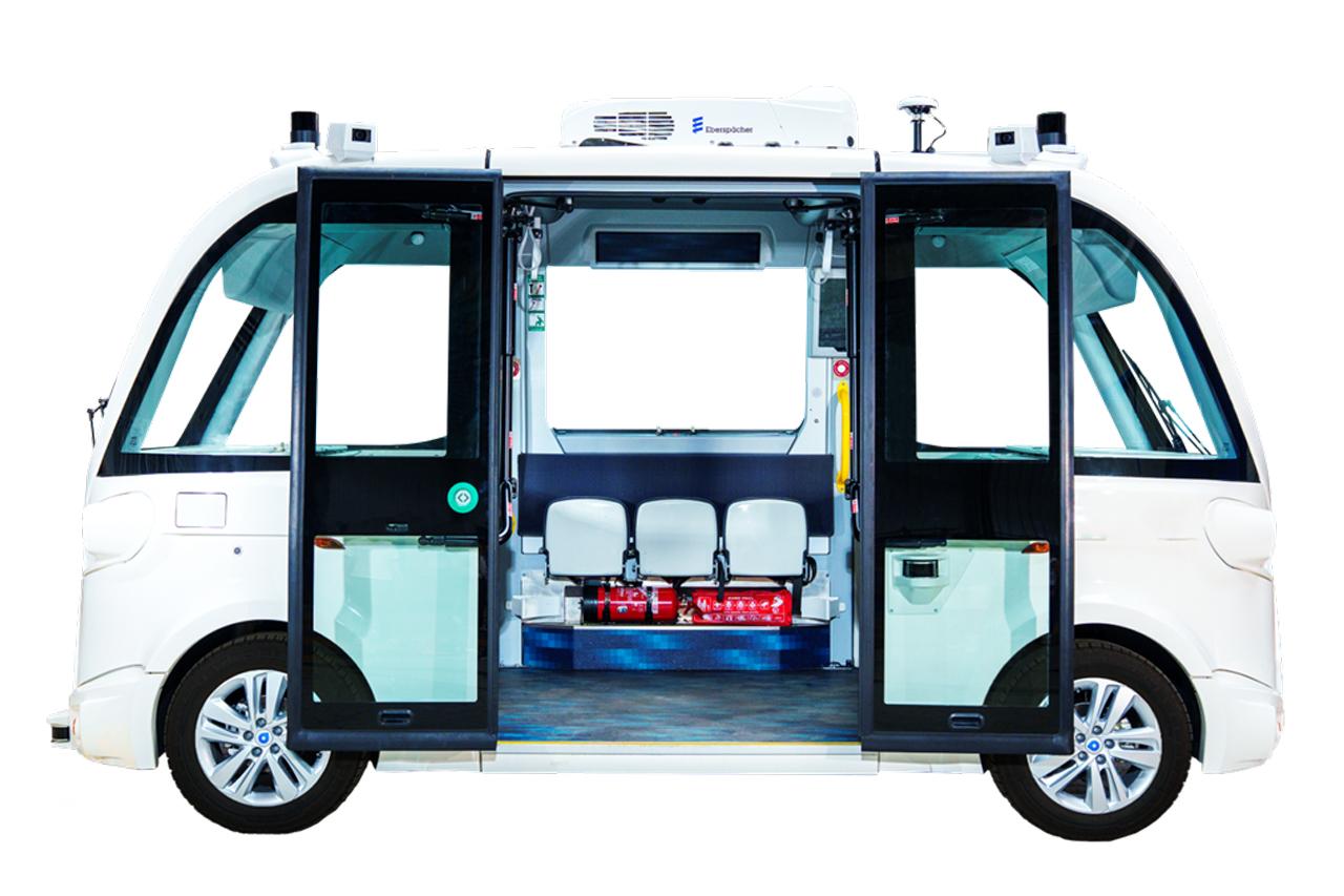 画像: 座席数は11名分で、立ち乗り4人と合わせて合計15名が乗車できる。