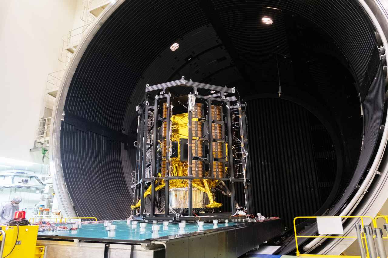 画像: JAXA設備にて、環境試験を受けるシリーズ 3ランダー(仮称)の熱構造モデル(STM)。今後開発されるフライトモデルにTASAの「ベクトル磁力計及び紫外線望遠鏡」が積み込まれる予定だ。