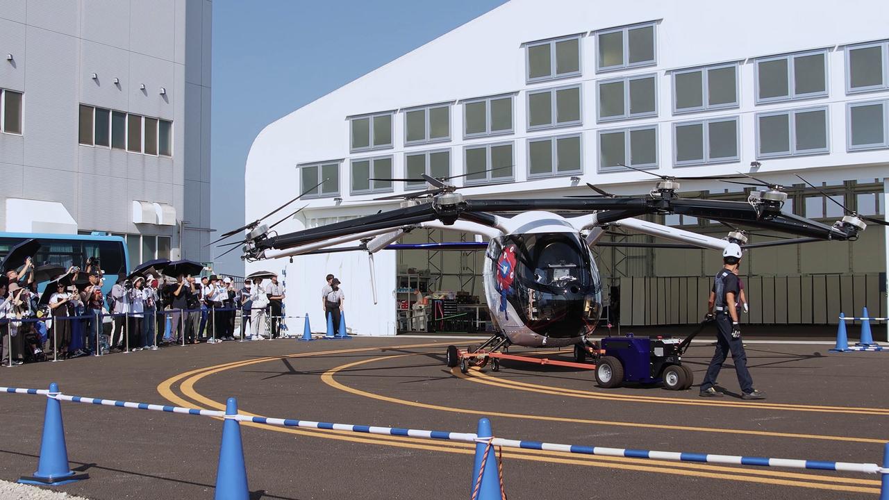 画像: 大阪港バーティポートにて、格納庫から出てくるようす。