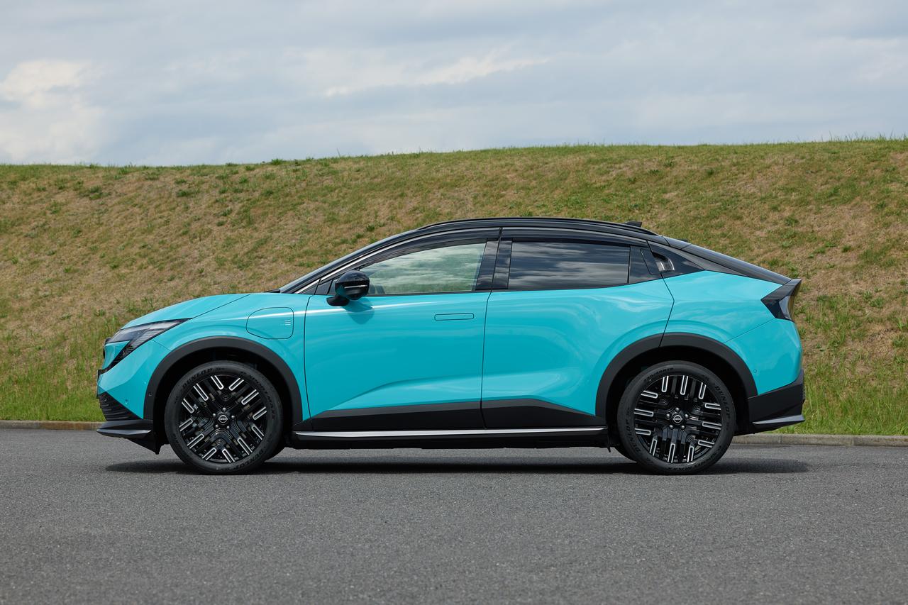 画像: リアウインドーの傾斜角は17度とかなり寝ており、これはCd値=0.26を達成するのに最適なアングルだという。(写真はB7 G)