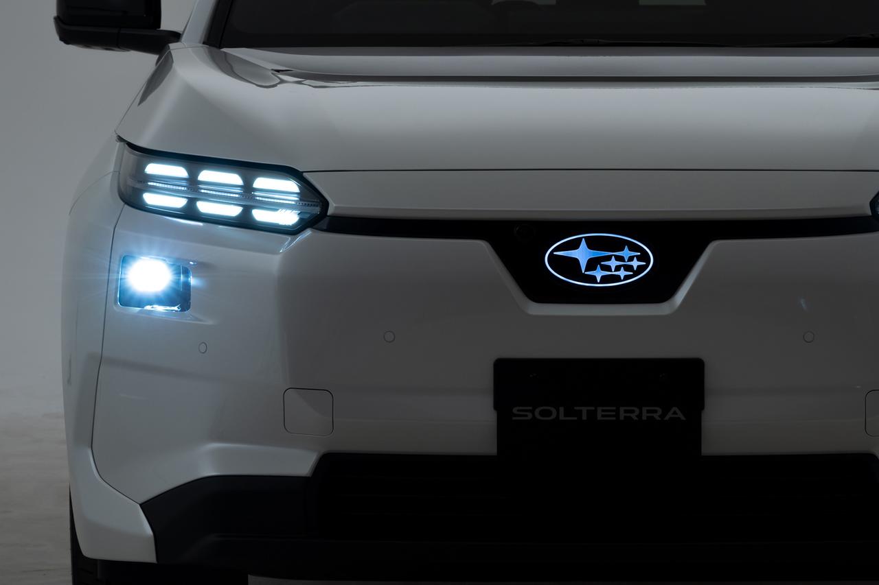 画像: 上段にある6つの光源はデイタイムランニングライトで、ヘッドライトはその下。フロントオーナメントは自光式を採用する。