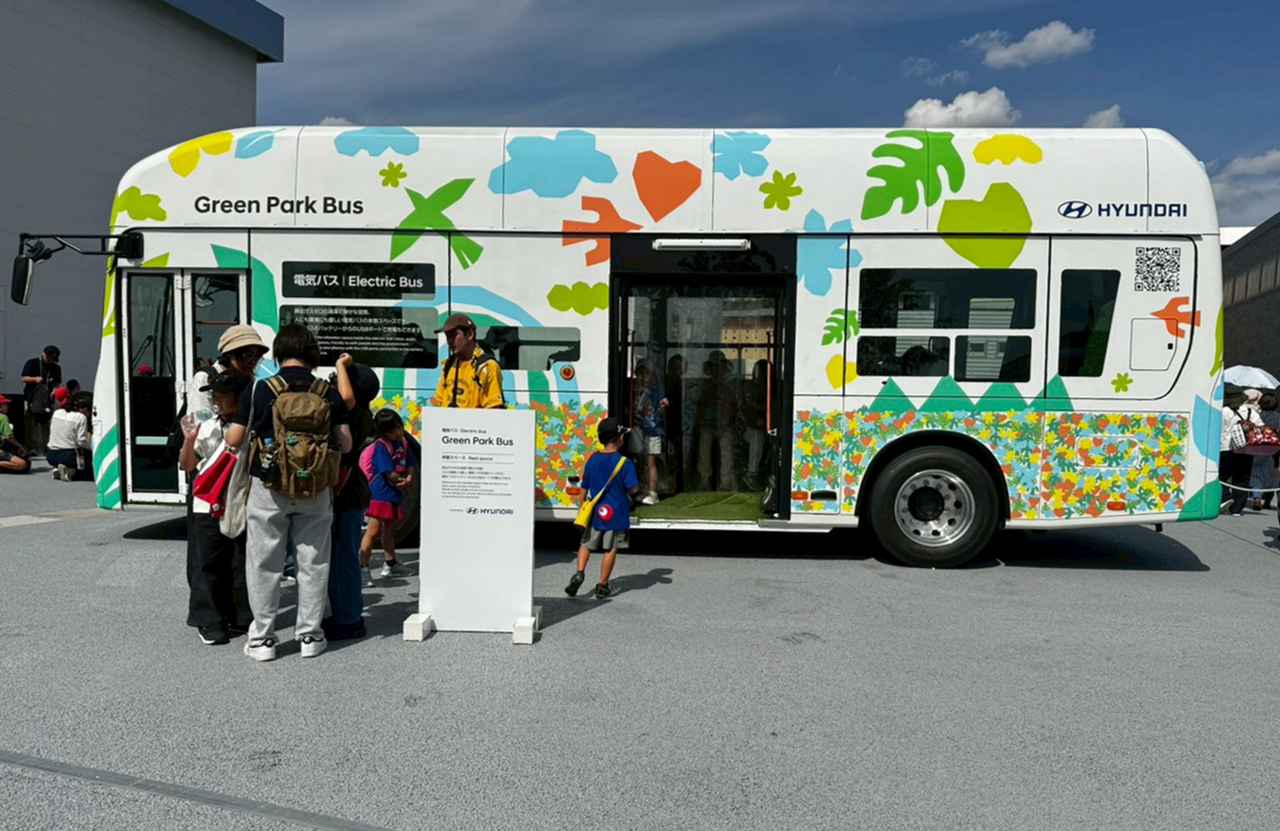 画像: 休憩用ラウンジとして活躍した「Green Park Bus」。