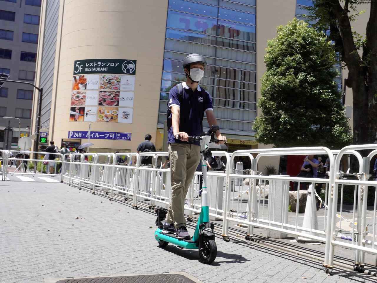 画像: 電動キックボードを立ち乗りのまま6km/hで走行するには高度なバランス感覚が求められる。