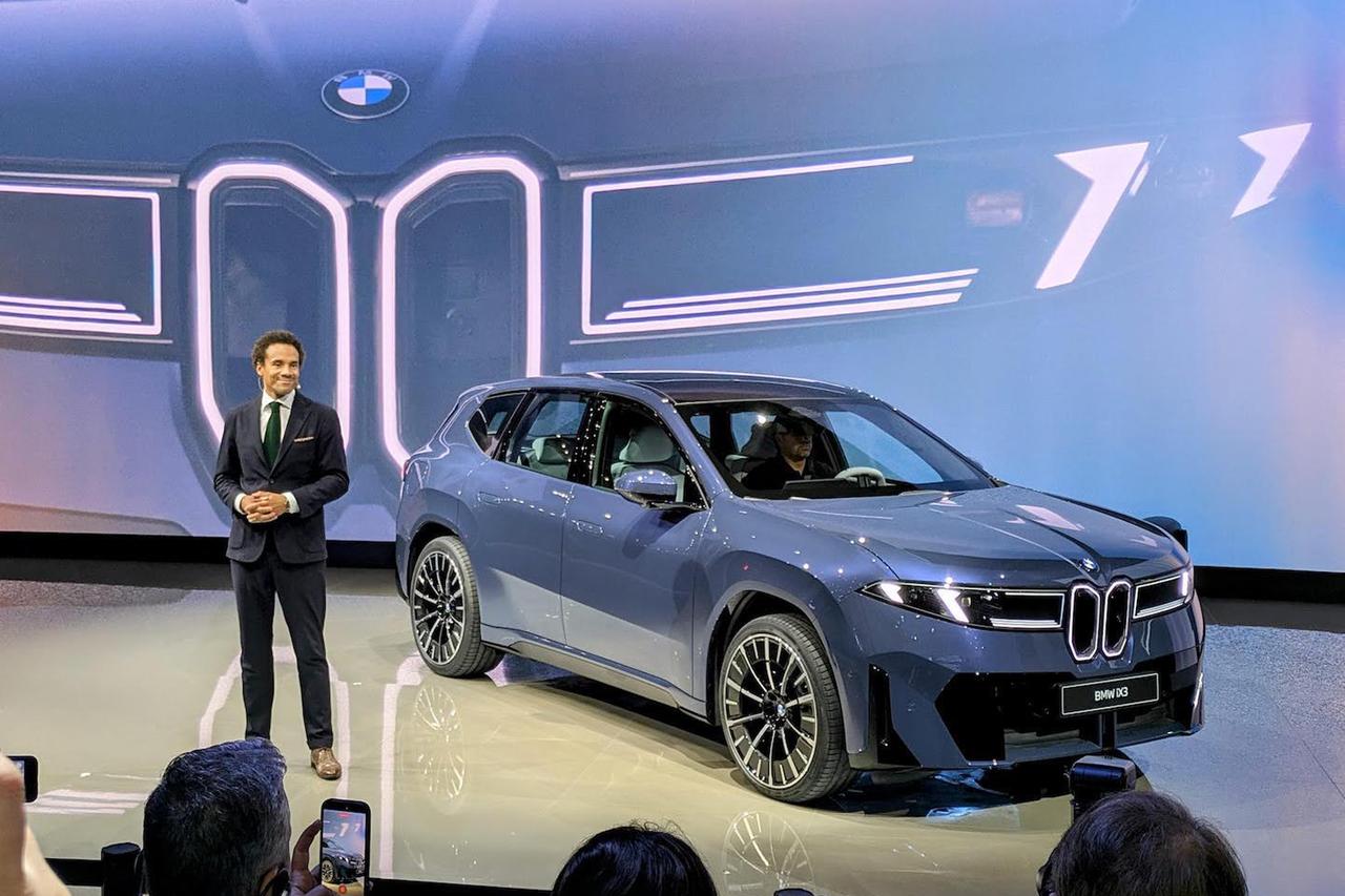 画像: BMW iX3のデザインを説明するオリバー・ハイルマー氏。