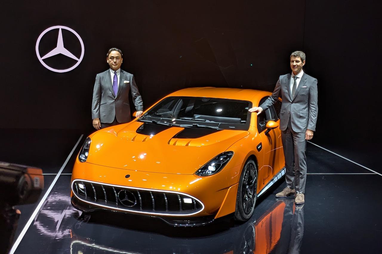 画像: コンセプトAMG GT XXを発表したメルセデス・ベンツAMG・CEO兼メルセデス・ベンツ トップエンドモデル部門責任者のミヒャエル・シーべ氏（右）とメルセデス・ベンツ日本のゲルティンガー剛社長。