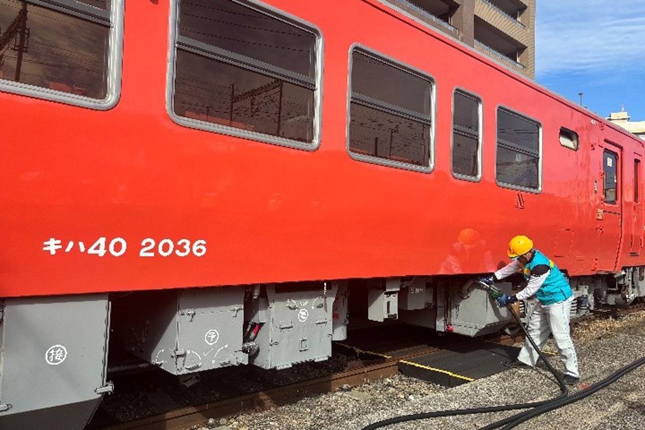 画像: 気動車営業列車への給油のようす。