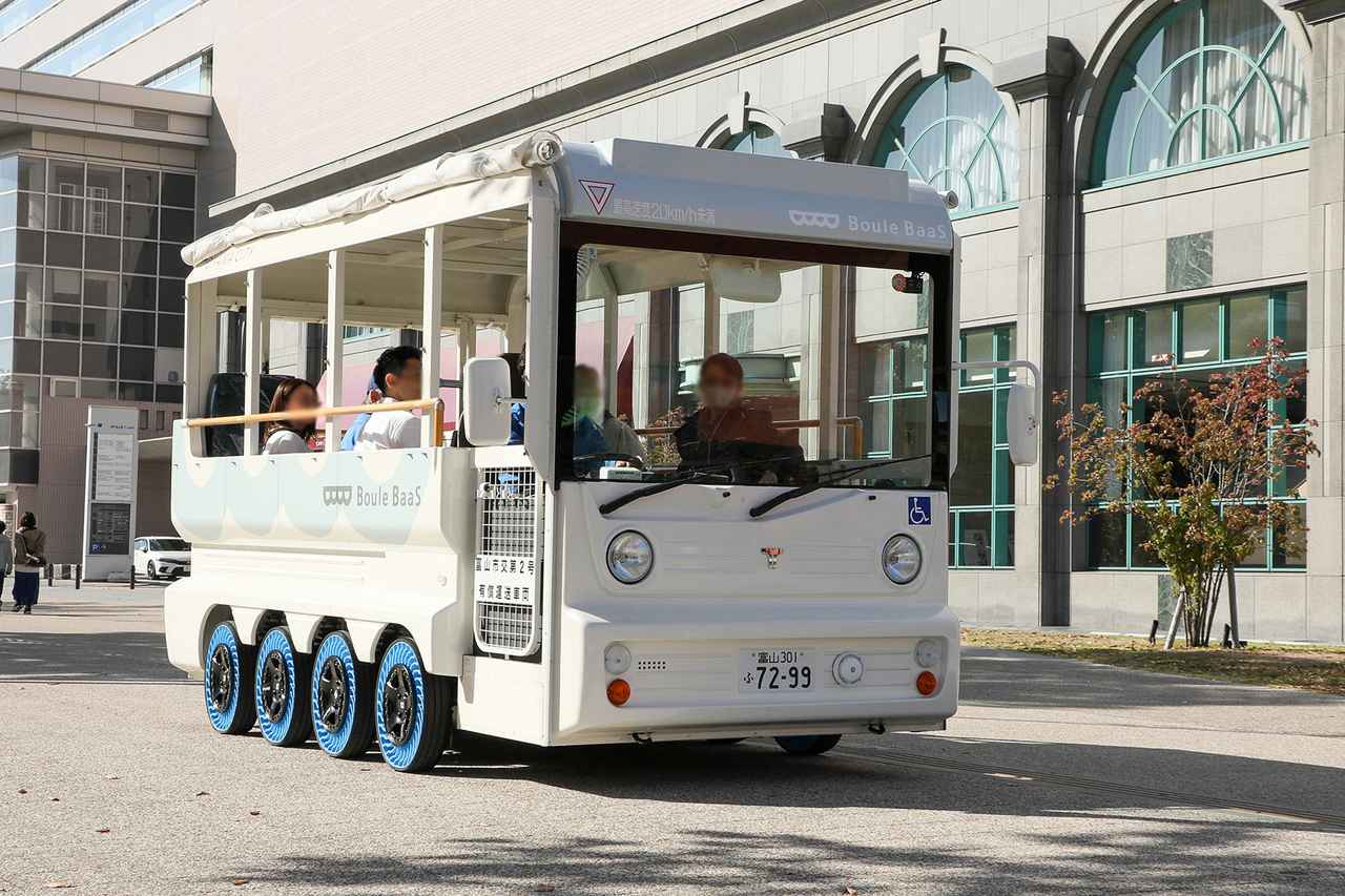 画像: 実際に乗客を乗せて走行するようす。