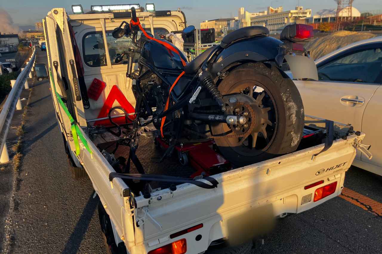 画像: 大型バイクの車体が前後分裂した大事故でも、クレーン車などの大掛かりな重機を投入せず処理できるサービスを展開している。