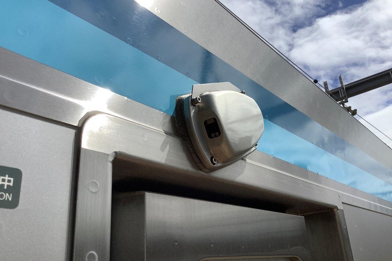 画像: 乗降確認カメラで車両に近づく人物を撮影し、AI画像解析で検知する。