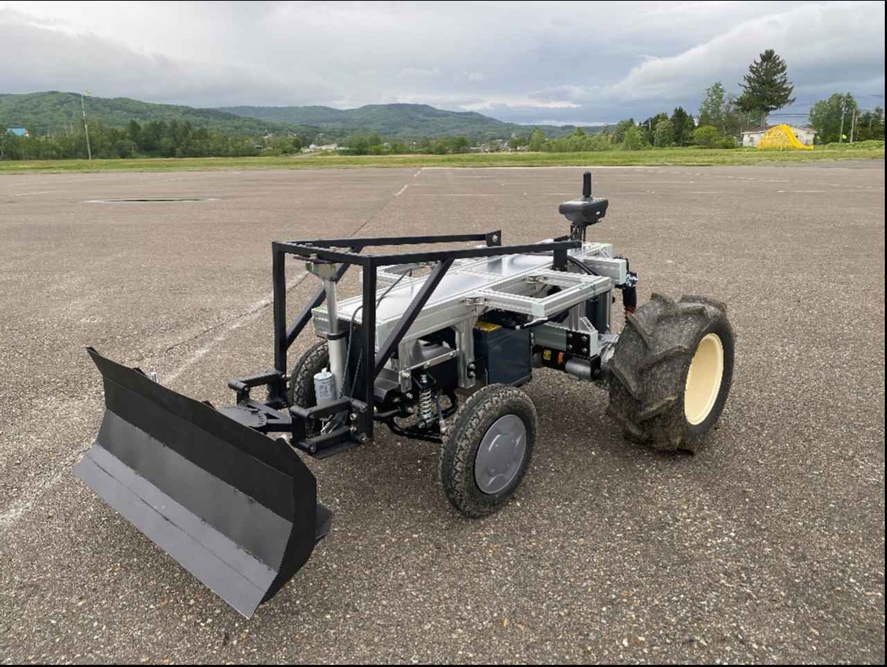 画像: 小型無人除雪機「除雪ドローン」開発中。アプリで除雪エリアを設定すると自動で実行 - スマートモビリティJP